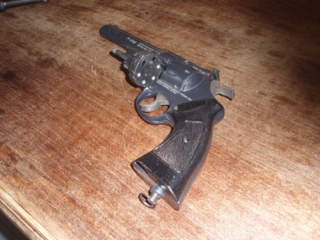 Hola,
Este bonito revolver genuino USA está en perfecto estado de funcionamiento y a plena potencia. No 01