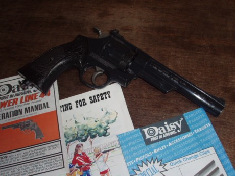 Hola,
Este bonito revolver genuino USA está en perfecto estado de funcionamiento y a plena potencia. No 00