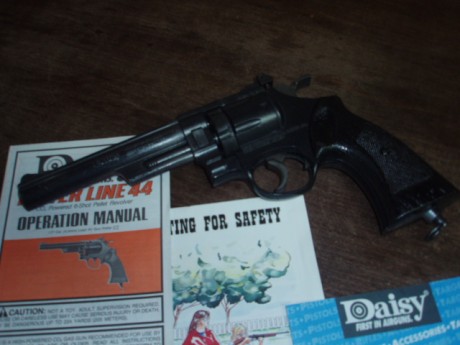 Hola,
Este bonito revolver genuino USA está en perfecto estado de funcionamiento y a plena potencia. No 11