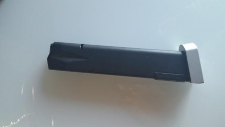 Hola, vendo cargador de marca Sig Sauer extralargo para calibre 9mm aunque las balas del 40 sw entran 02