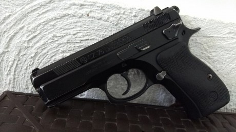 Busco cachas para la pistola de la foto. Es de un amigo. Saludos. 00