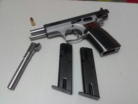 Pues eso muy a mi pesar vendo mi tangfolio de 9mm parabellum muy cuidada .lleva dos cargadores  2 cañones 02