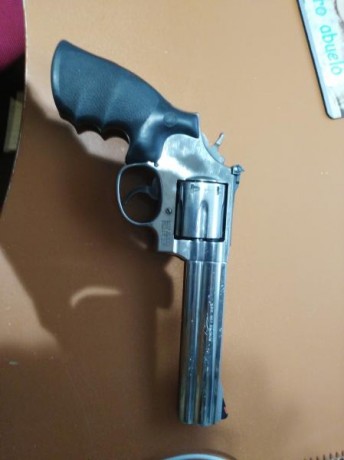 Se venda pistolas una tonos suucenter mono tiro con dos juegos de visores calibre 357 maximagnun y 357 21