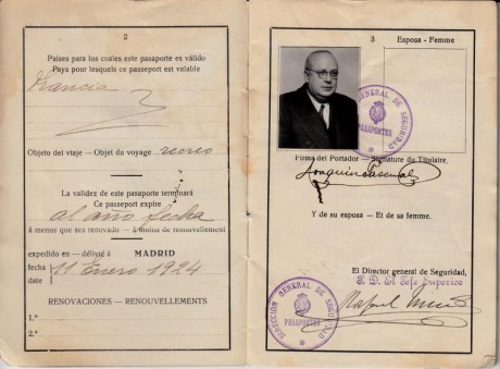  EN RECUERDO Y HOMENAJE A LOS QUE YA NO ESTÁN. 

Si pones en  GOOGLE    PASAPORTES EN LA MEMORIA   da 132