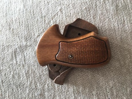 Vendo cachas de madera recien restauradas por profesional, son para revolver tipo Astra 250 o 680. 

Precio 10