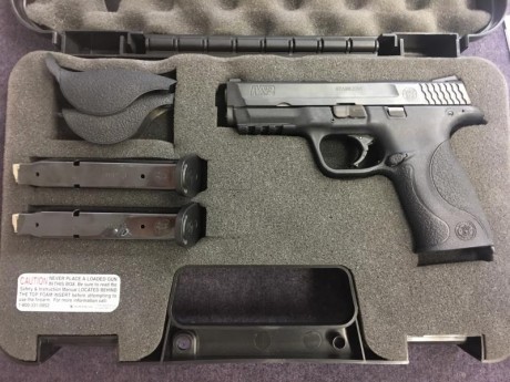 Se vende pistola Smith & Wesson mp9 calibre 9x19, incluye maletín, 2 cargadores 3 medidas de cachas 02