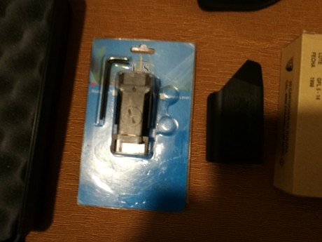 Vendo este lote para HK P30 ,compuesto de :

- Cargador ORIGINAL HK  de 15 cartuchos como nuevo .
- Funda 11