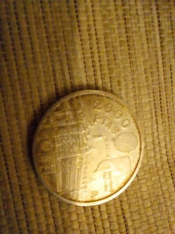 Vendo esta moneda de 2000 ptas por su valor (12 €)

Plata 925 - Peso: 12.25 grs. - Ø 25.50 mm 01