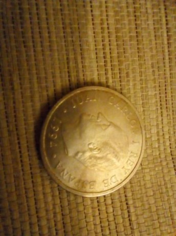 Vendo esta moneda de 2000 ptas por su valor (12 €)

Plata 925 - Peso: 12.25 grs. - Ø 25.50 mm 00