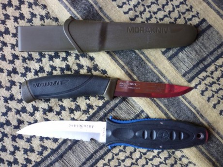 Para hacer caja pongo en venta estos 2 cuchillos, un Mora Companion (edicion limitada y numerada para 02
