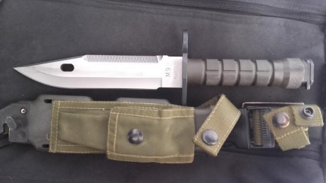 Vendo cuchillo/bayoneta Marto, en buen estado,  piedra afilar incluida. El precio es 60€+ envío si lo 01