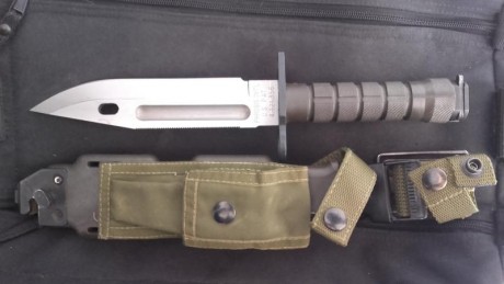 Vendo cuchillo/bayoneta Marto, en buen estado,  piedra afilar incluida. El precio es 60€+ envío si lo 00