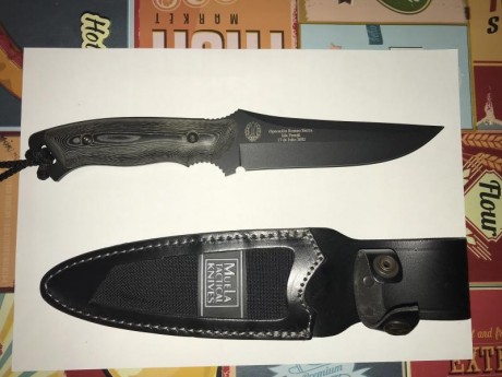 Vendo réplica de cuchillo que entregaron a cada uno de los miembros que participaron en la Operación Romeo 02