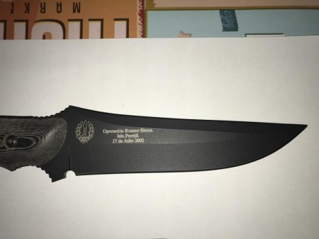 Vendo réplica de cuchillo que entregaron a cada uno de los miembros que participaron en la Operación Romeo 01