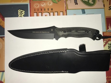 Vendo réplica de cuchillo que entregaron a cada uno de los miembros que participaron en la Operación Romeo 00