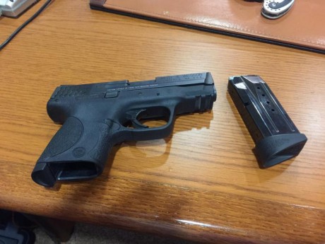 Vendo pistola SMITH&WENSON compact de 9 mm con caja original y dos cargadores 
 Está en perfecto estado 00