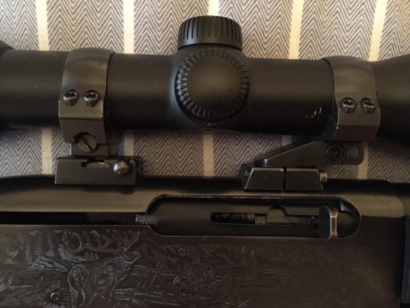 Vendo Remington 7400, del calibre 30-06 con guarda manos y culata de madera y sintéticos, anillas y monturas 02