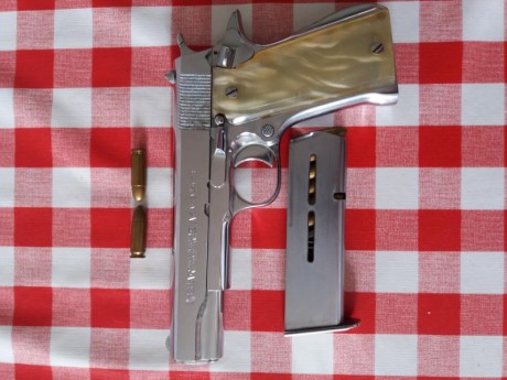 Por jubilación (C.N. Policía) vendo pistola Star 9 m.m. Largo cromada. 300 euros. En Madrid. Regalo fundas 00
