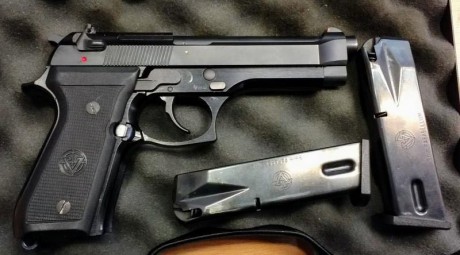 Se vende Vector Z-88, cal 9 mm parabellum, dos cargadores, maletín y libro de instrucciones.
Estado impecable, 01