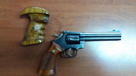 Vendo este precioso Revolver S&W de 6 pulgadas 38 spl con cachas anatomicas. 300€ 02