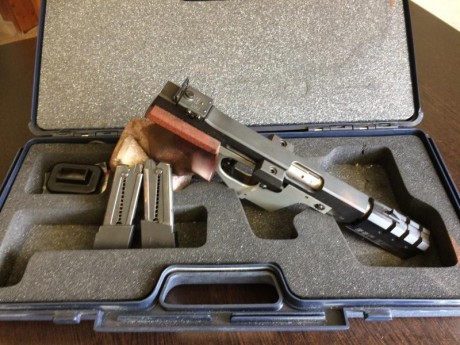 vendo pistola WALTHER EXPERT con los dos carros del 22 y 32 de finales del 2013.la cacha tiene un suplemento 02