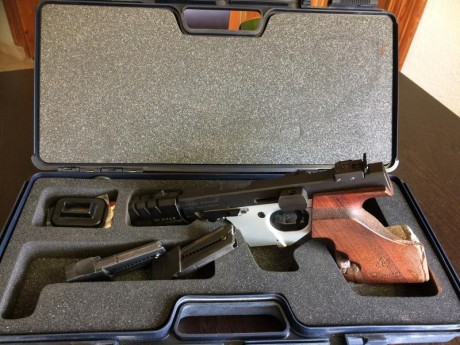 vendo pistola WALTHER EXPERT con los dos carros del 22 y 32 de finales del 2013.la cacha tiene un suplemento 00