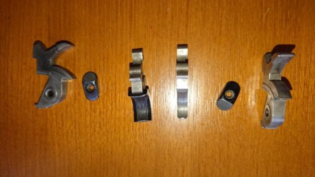 Vendo 2 conjuntos de Disparador + Martillo + estractor de tambor. Uno de los disparadores lleva zapata 00