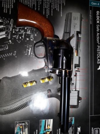 Un compañero vende este revolver Uberti, Impecable en calibre 44/40. 
Guiado en AER, a precio de derribo... 01