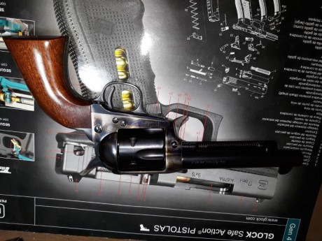Un compañero vende este revolver Uberti, Impecable en calibre 44/40. 
Guiado en AER, a precio de derribo... 00