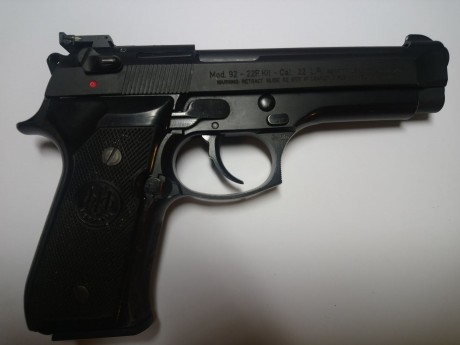 Un amigo me ha pedido que le ponga a la venta su Beretta 92 con dos carros, de 9mm y del 22.El arma se 02