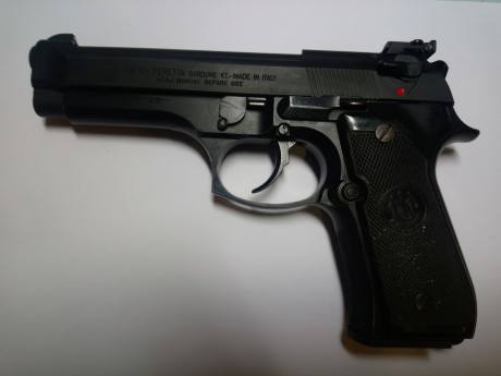 Un amigo me ha pedido que le ponga a la venta su Beretta 92 con dos carros, de 9mm y del 22.El arma se 01
