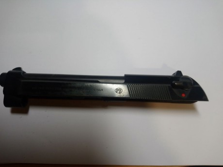Un amigo me ha pedido que le ponga a la venta su Beretta 92 con dos carros, de 9mm y del 22.El arma se 00
