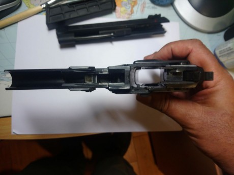 Un amigo me ha pedido que le ponga a la venta su Beretta 92 con dos carros, de 9mm y del 22.El arma se 12