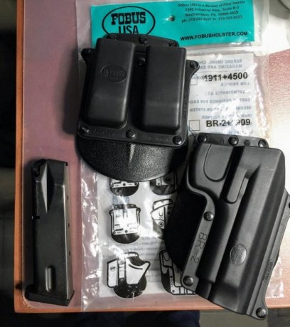 Se vende el lote de la foto para Beretta 92., 
1 cargador, una funda y  un portacargadores Fobus.
45 euros 00