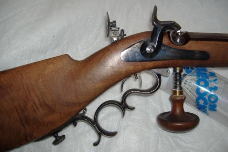 Un compañero vende un rifle Watlaander de Pedersoli del calibre 45 para la modalidad de Vetterli y me 00