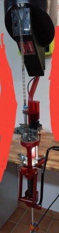Prensa hornady completa con alimentador de vainas, dies de 40mm (incluido factor die). Tiene luz de led, 02