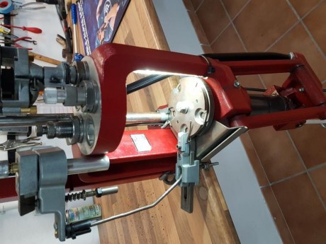 Prensa hornady completa con alimentador de vainas, dies de 40mm (incluido factor die). Tiene luz de led, 01