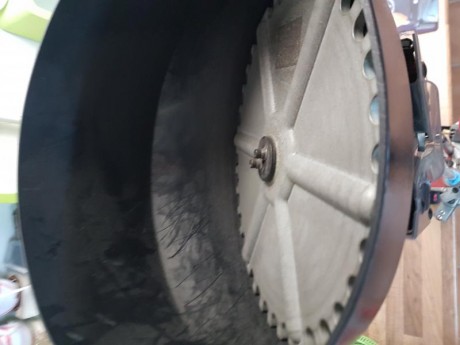 Prensa hornady completa con alimentador de vainas, dies de 40mm (incluido factor die). Tiene luz de led, 00