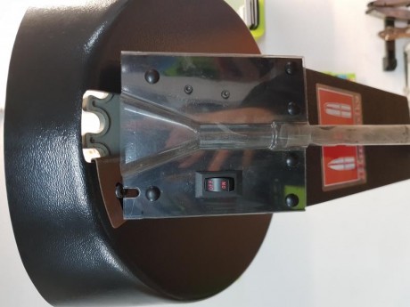 Prensa hornady completa con alimentador de vainas, dies de 40mm (incluido factor die). Tiene luz de led, 12