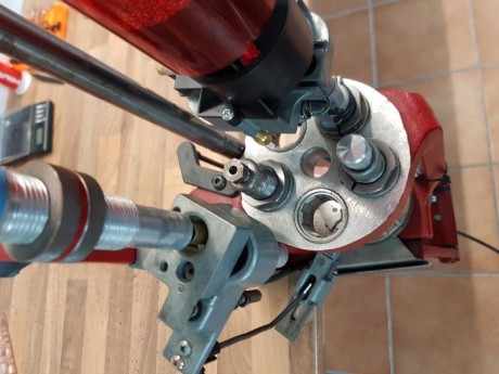 Prensa hornady completa con alimentador de vainas, dies de 40mm (incluido factor die). Tiene luz de led, 11