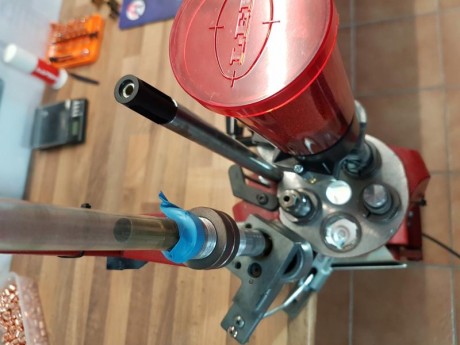 Prensa hornady completa con alimentador de vainas, dies de 40mm (incluido factor die). Tiene luz de led, 10