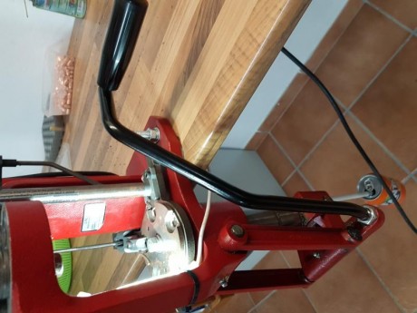 Prensa hornady completa con alimentador de vainas, dies de 40mm (incluido factor die). Tiene luz de led, 20