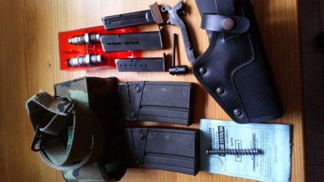  DSC_0125.JPG Pues eso vendo cosas que ya no utilizo y ocupan espacio..
Cargadores cetme C 25€
Funda para 00