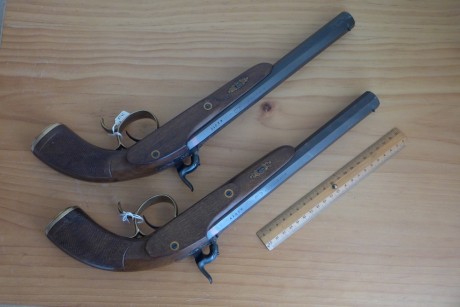 Vendo pareja de pistolas de duelo AMR cal .44 con números correlativos.
Muy bonitas, pertenecen a una 11