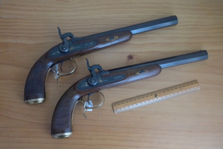 Vendo pareja de pistolas de duelo AMR cal .44 con números correlativos.
Muy bonitas, pertenecen a una 10