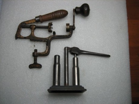 vendo aparatos recarga antiguos cartuchos C.16 o calibre 12
precio: 25€ mas 5€ gastos de envio fuera de 01