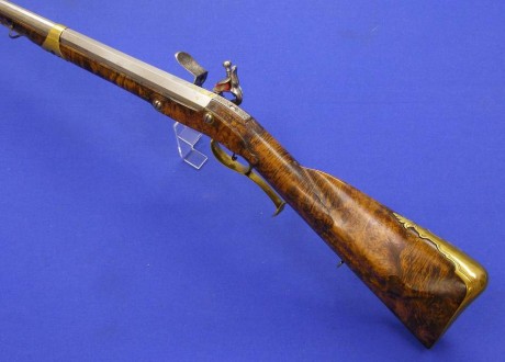 Voy a colocar unas fotos de un arma larga alemana de llave de mecha del siglo XVI. 112
