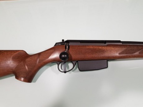Hola, se trata de un rifle Tikka T3 Sporter en calibre 6.5x55 al que se le ha cambiado la culata de tiro 02