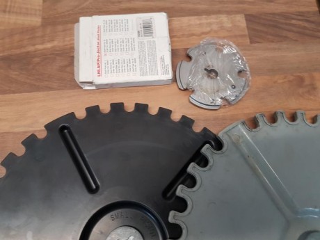 Prensa hornady completa con alimentador de vainas, dies de 40mm (incluido factor die). Tiene luz de led, 32