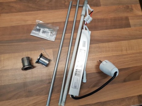 Prensa hornady completa con alimentador de vainas, dies de 40mm (incluido factor die). Tiene luz de led, 31